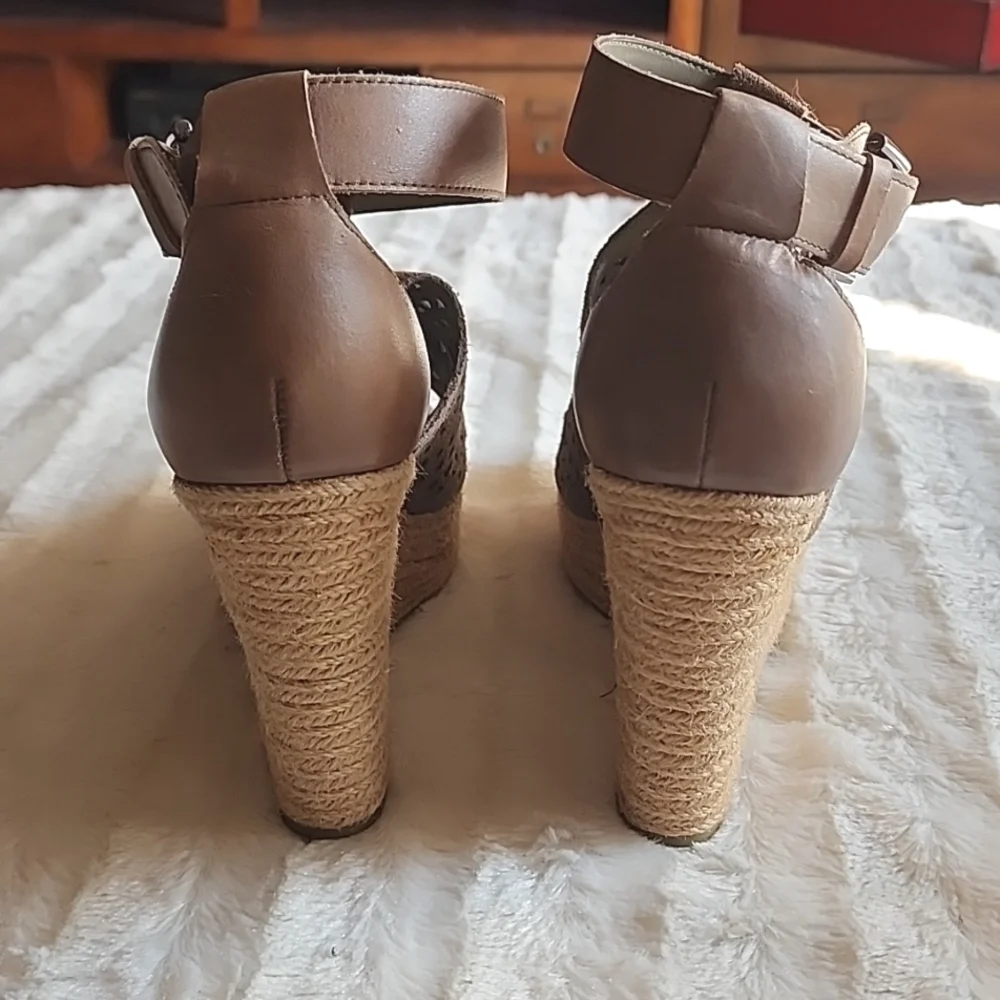 MARC FISHER taupe leather platforms. EUC